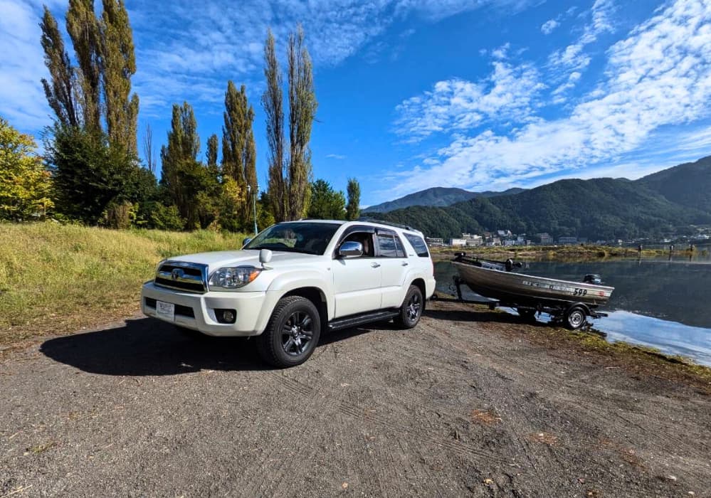 札幌東区にある自動車会社が納車したハイラックスサーフとアルミボート